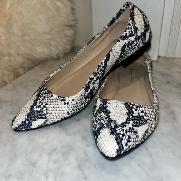 AMERICAN Rag Jilly Pointed Toe Embossed White Black Snake Skin Ballet Fl… - Picture 10 of 14